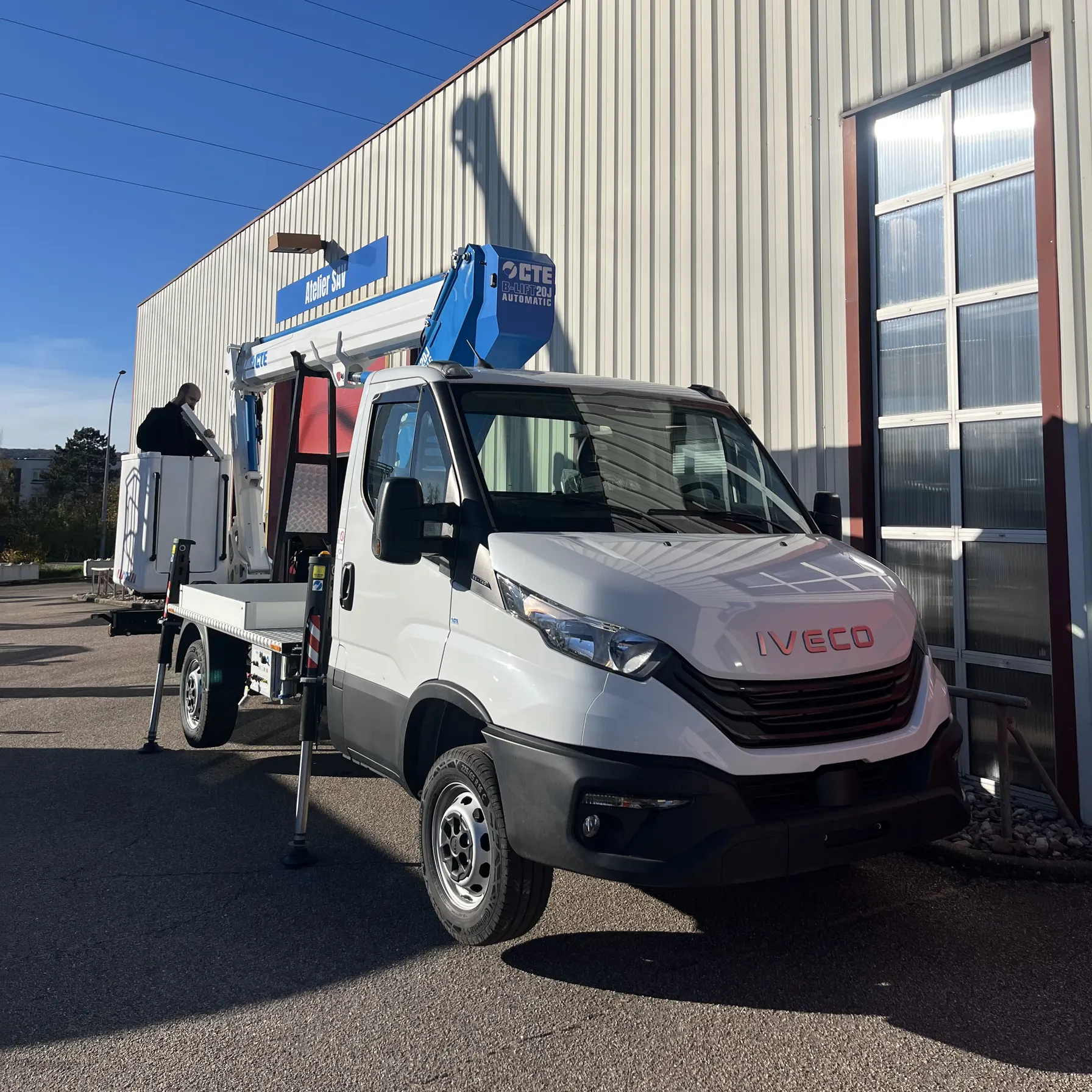 Nacelle télescopique B-LIFT montée sur un porteur Iveco Daily, vue de trois quarts avant