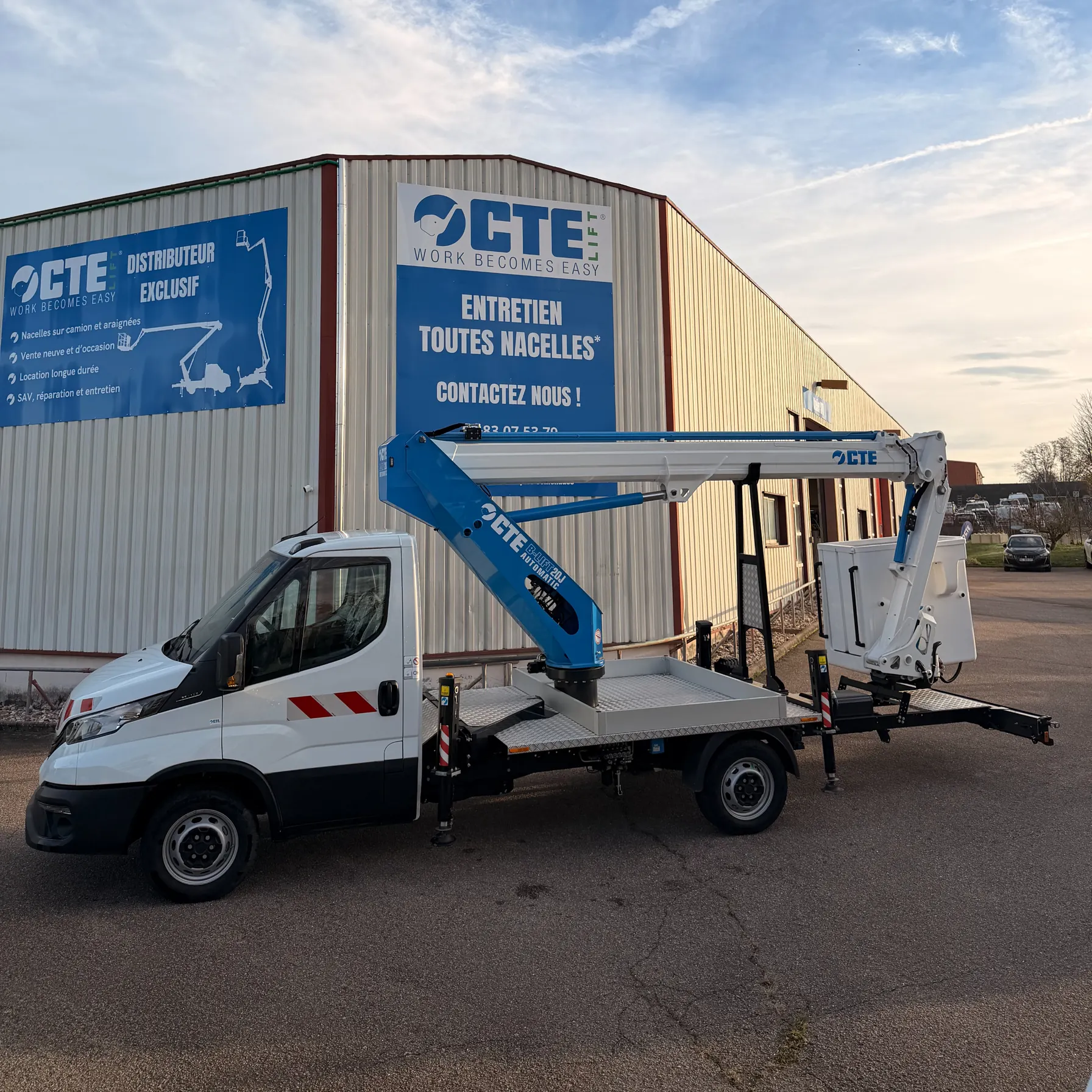 Nacelle B-LIFT sur porteur Iveco Daily vue de profil, flèche repliée, devant l'atelier CTE Lift